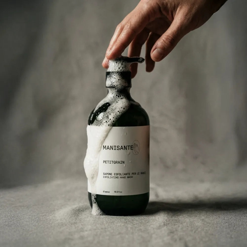 Petitgreinų aromato šveičiamasis skystas rankų muilas Manisante Petitgrain Exfoliating Hand Wash 500 ml